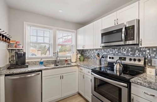 Hendersonville Cabaña | Bright & Cozy Bungalow Close To Downtown! Dogs Stay Free!