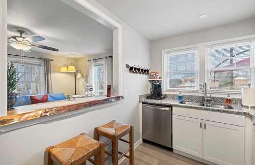 Hendersonville Cabaña | Bright & Cozy Bungalow Close To Downtown! Dogs Stay Free!