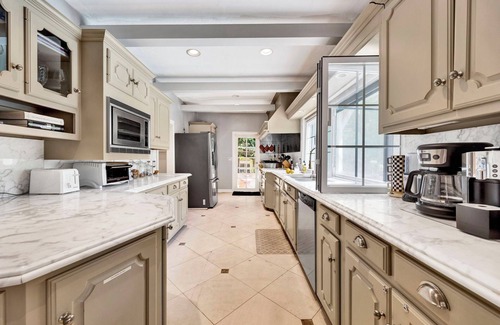 Melrose Casa | Bright & Cozy Home on Highland Avenue