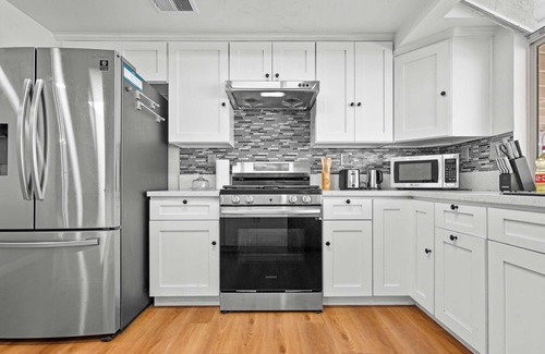 Valinda Casa | Bright Cozy Home w Full Kitchen Garage Backyard