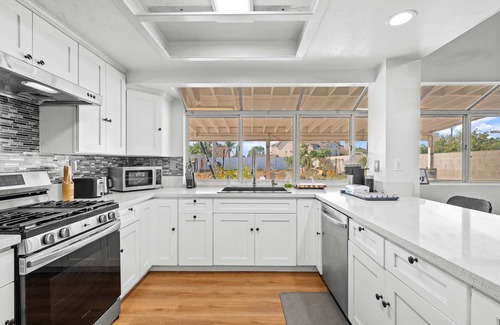 Valinda Casa | Bright Cozy Home w Full Kitchen Garage Backyard