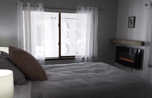 Courtenay Casa | Bright & cozy suite with ping pong table, close to ski hill, beaches & trails