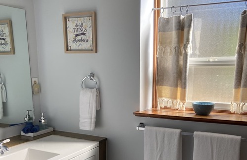 Courtenay Casa | Bright & cozy suite with ping pong table, close to ski hill, beaches & trails