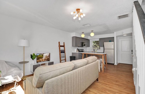 St. Petersburg - Clearwater Casa | Bright & Cozy Townhouse 2,600 monthly