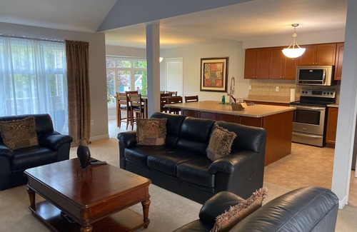 Collingwood Casa | Bright & Cozy Two-Bedroom Getaway by the Lake
