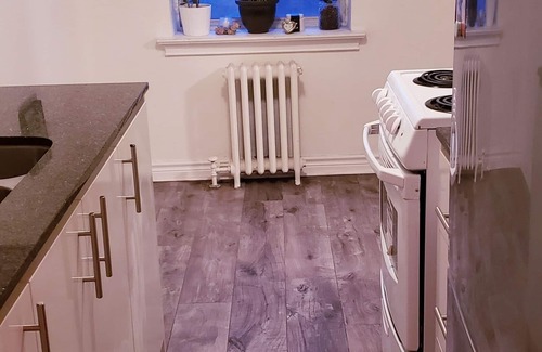 Oakwood Village Apartamento | BRIGHT COZY/WARM 1 BEDROOM APARTMENT ON DUFFERIN