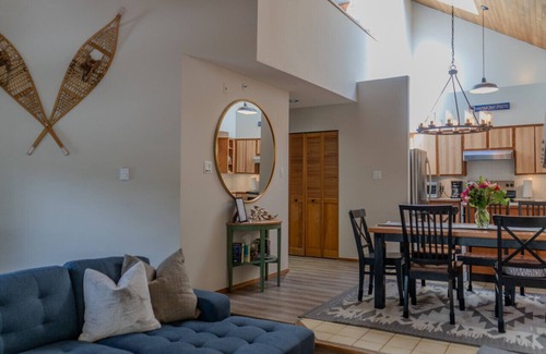 Whistler Creekside Condominio | Bright Creekside 2BR-Walk to Creekside Gondola, Fireplace & Free Parking.