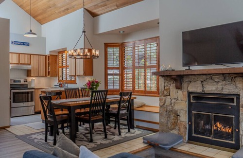 Whistler Creekside Condominio | Bright Creekside 2BR-Walk to Creekside Gondola, Fireplace & Free Parking.