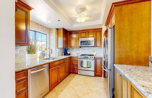 Cathedral City Condominio | Bright Dog Friendly condo with inviting patio, washer/dryer on a Golf Course