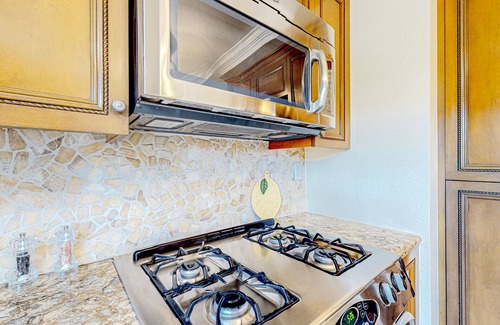 Cathedral City Condominio | Bright Dog Friendly condo with inviting patio, washer/dryer on a Golf Course