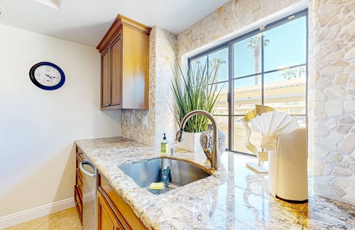 Cathedral City Condominio | Bright Dog Friendly condo with inviting patio, washer/dryer on a Golf Course