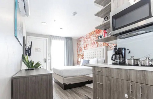 Mission Hills Casa | Bright Downtown Unit. Parking/HBO/WiFi. Walk to All