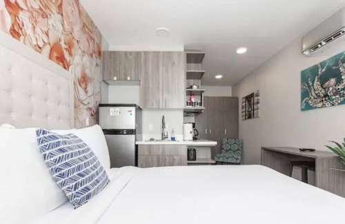 Mission Hills Casa | Bright Downtown Unit. Parking/HBO/WiFi. Walk to All