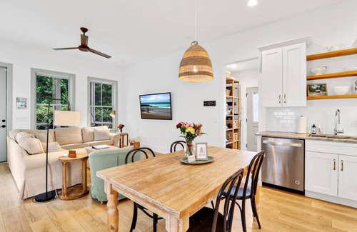 Northwest Quadrant Cabaña | Bright Dreamy Cottage-Walkable to Water & Downtown