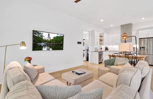 Northwest Quadrant Cabaña | Bright Dreamy Cottage-Walkable to Water & Downtown