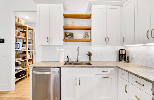 Northwest Quadrant Cabaña | Bright Dreamy Cottage-Walkable to Water & Downtown