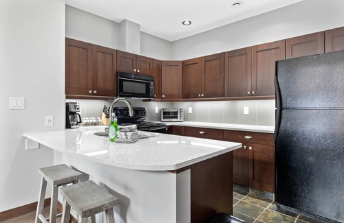 Sun Peaks Condominio | Stones Throw # 41: ubicación superior, vistas, diseño