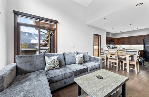 Sun Peaks Condominio | Stones Throw # 41: ubicación superior, vistas, diseño