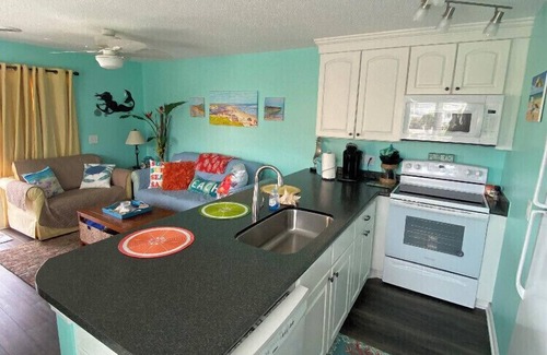 North Carolina Coast Condominio | Vistas al mar, primer piso, piscina, estacionamiento para botes.