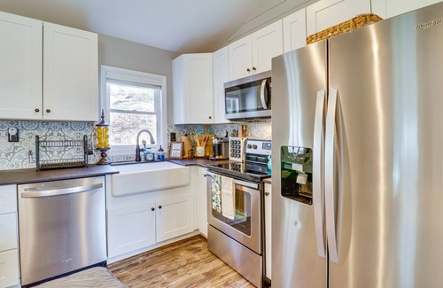 Lost River Cabina | Bright Family Cabin in Lost City w/ Expansive Deck