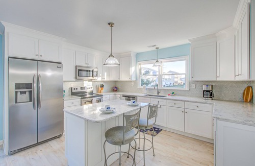 Holden Beach Casa | Bright Family Escape W/ Outdoor Shower, Free WiFi & Large Deck - Walk to Beach