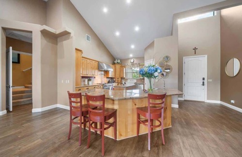 Lake Hughes Casa | Bright Family Getaway Mountain Views Outdoor Living