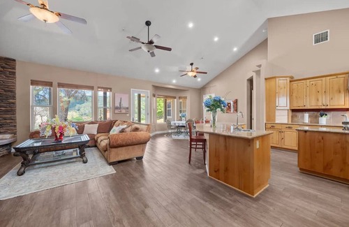 Lake Hughes Casa | Bright Family Getaway Mountain Views Outdoor Living