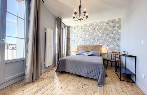 Saugues Cama Y Desayuno | Habitación familiar luminosa con zona infantil en Saugues