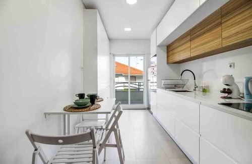Oeiras Apartamento | Bright Flat by Carcavelos Beach with Fast Wi-Fi