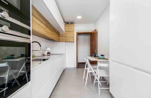 Oeiras Apartamento | Bright Flat by Carcavelos Beach with Fast Wi-Fi