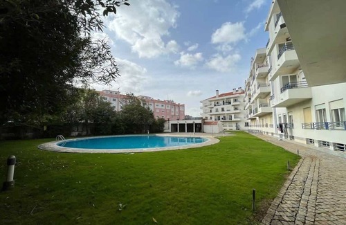 Oeiras Apartamento | Bright Flat by Carcavelos Beach with Fast Wi-Fi