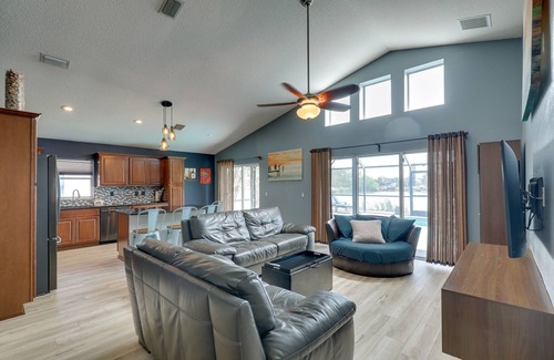 Lakeview Village Casa | Bright Getaway w/ Ski Lake, 11 Miles to Dtwn Tampa