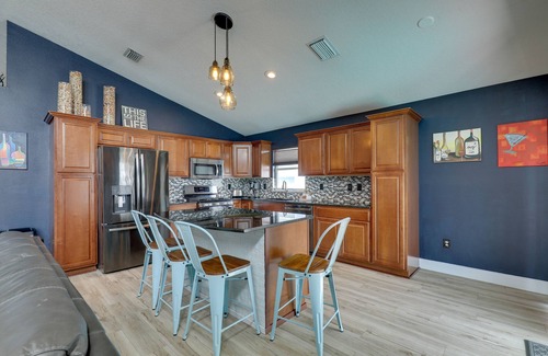 Lakeview Village Casa | Bright Getaway w/ Ski Lake, 11 Miles to Dtwn Tampa