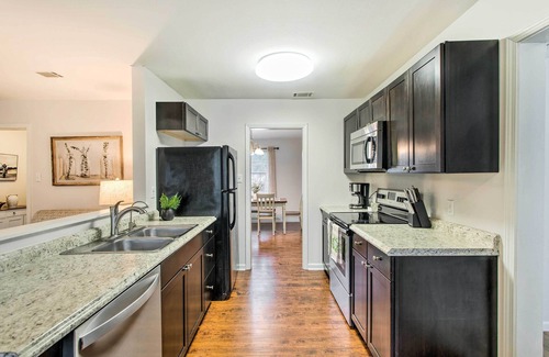 Hinesville Casa | Bright Hinesville Home, 43 Mi to Savannah!