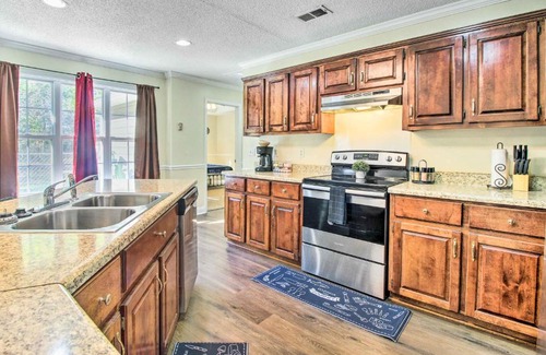 Hinesville Casa | Bright Hinesville Home with Yard Pet Friendly!