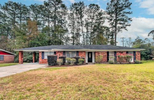 Hinesville Casa | Bright Hinesville Home, 43 Mi to Savannah!