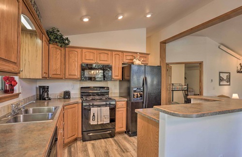 Idaho Springs Cabina | Bright Idaho Springs Cabin w/ Mountain Views!