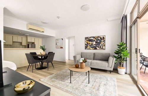 Camperdown Apartamento | Bright Inner-West Stay with Pool Access