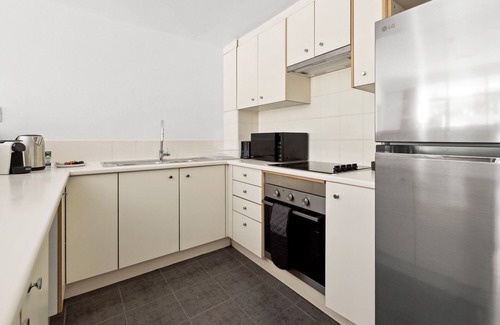 Camperdown Apartamento | Bright Inner-West Stay with Pool Access