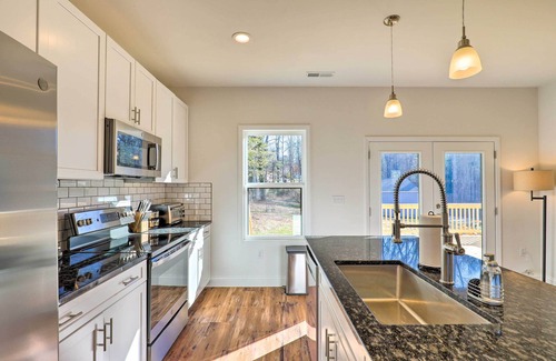 Oakley Cabaña | Bright & Inviting Home by Biltmore Village w/ Deck