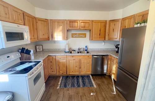 Spearfish Apartamento | Bright, King Beds, Patio, Laundry, Walk to Downtown!
