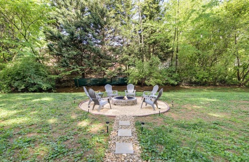 Knoxville Casa | Bright Knoxville Vacation Rental with Large Backyard
