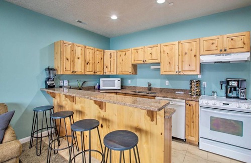 Ogden Casa | Bright Lakeside Resort Condo Less Than 9 Mi to Snowbasin!