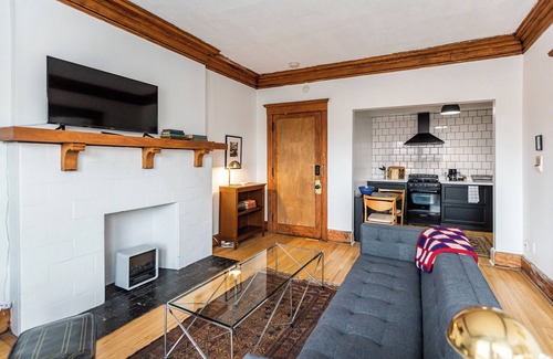 Midtown Apartamento | Bright Midtown Corner Apartment with Parking