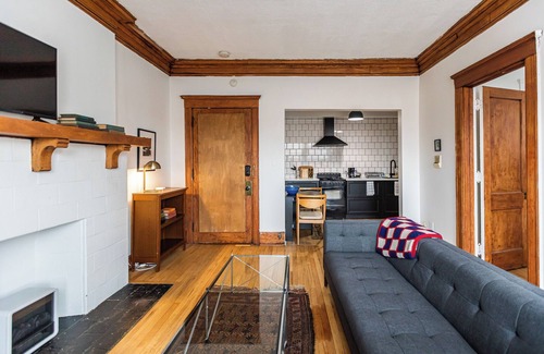 Midtown Apartamento | Bright Midtown Corner Apartment with Parking
