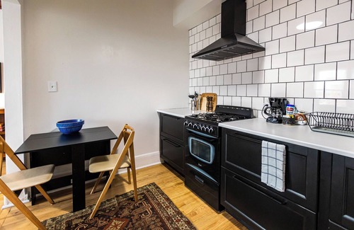 Midtown Apartamento | Bright Midtown Corner Apartment with Parking