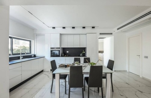 Tel Aviv Apartamento | Bright & Modern 2BR Apt w Terrace 5-min from Beach