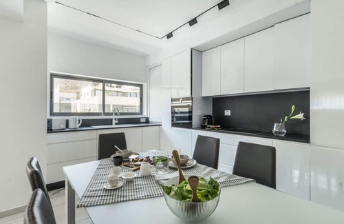 Tel Aviv Apartamento | Bright & Modern 2BR Apt w Terrace 5-min from Beach