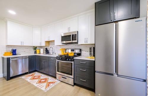 Davis Tract Casa | Bright & Modern 2BR Retreat– Stylish & Central