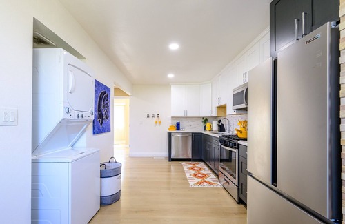 Davis Tract Casa | Bright & Modern 2BR Retreat– Stylish & Central